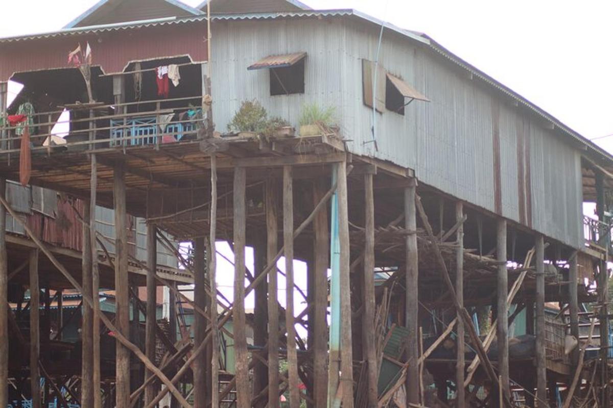 una casa sobre una terraza de madera con una casa