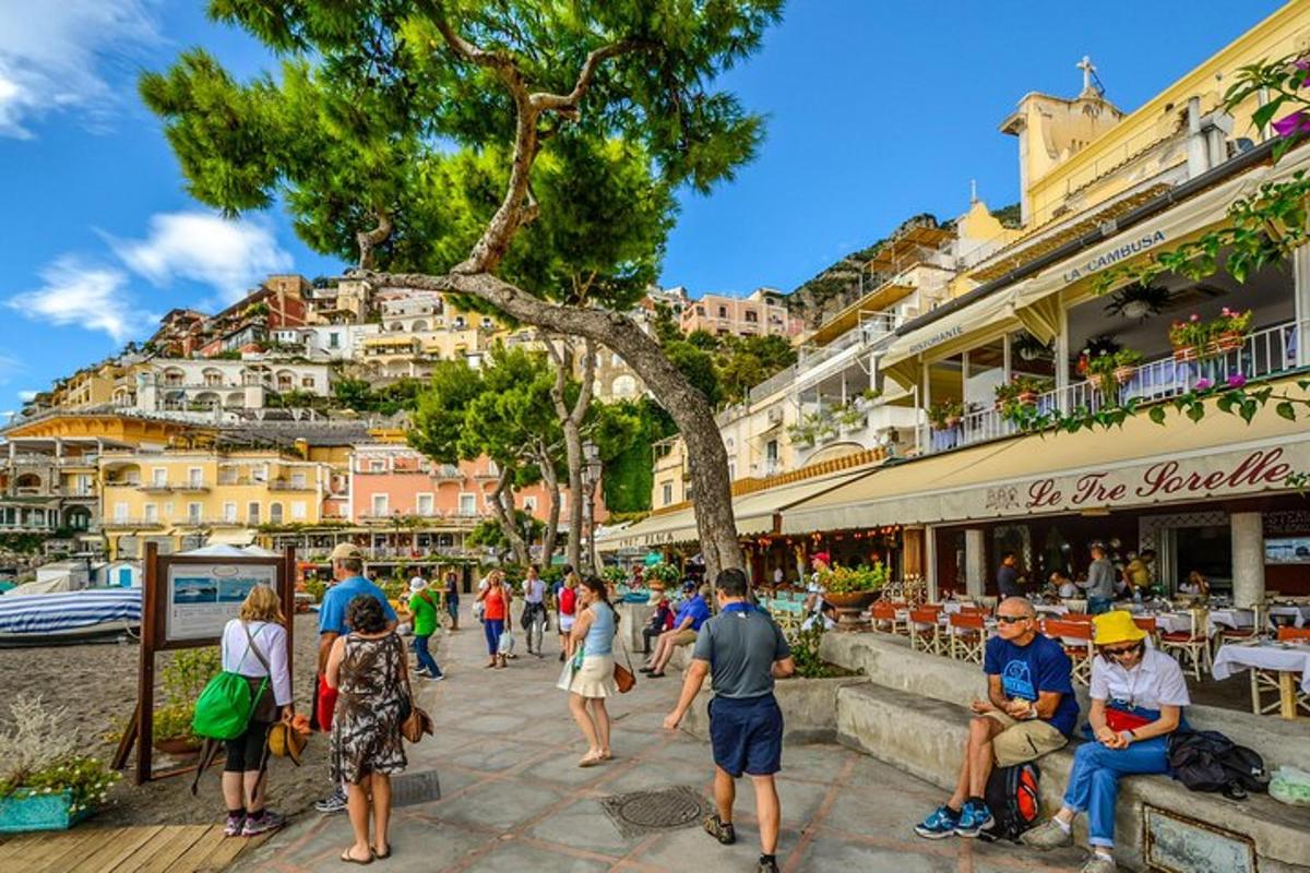 en gruppe mennesker som går på en gate i Positano med Positanoiuser