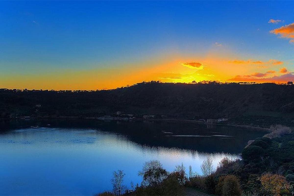 pemandangan tasik dengan latar belakang matahari terbenam