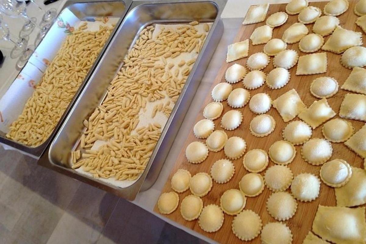 una mesa con bandejas de comida encima