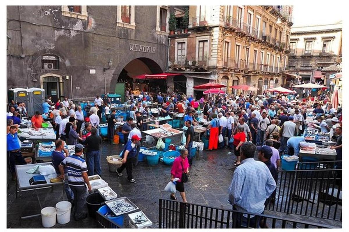 гомила људи која стоји на уличној пијаци
