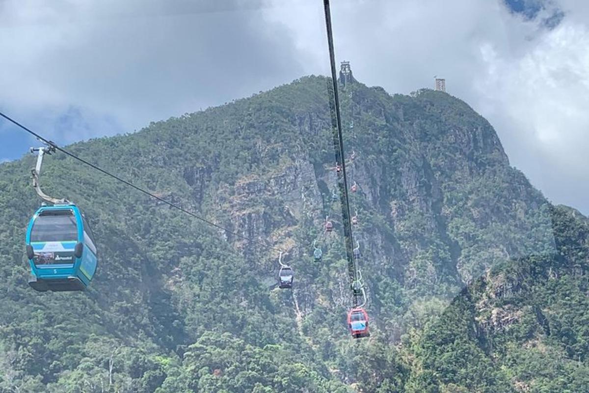 một nhóm thuyền gondola bay qua một ngọn núi