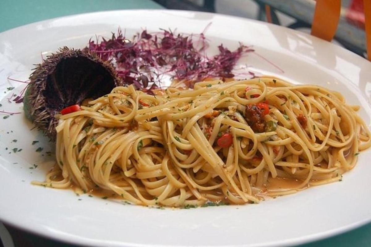 sepinggan pasta di atas pinggan putih