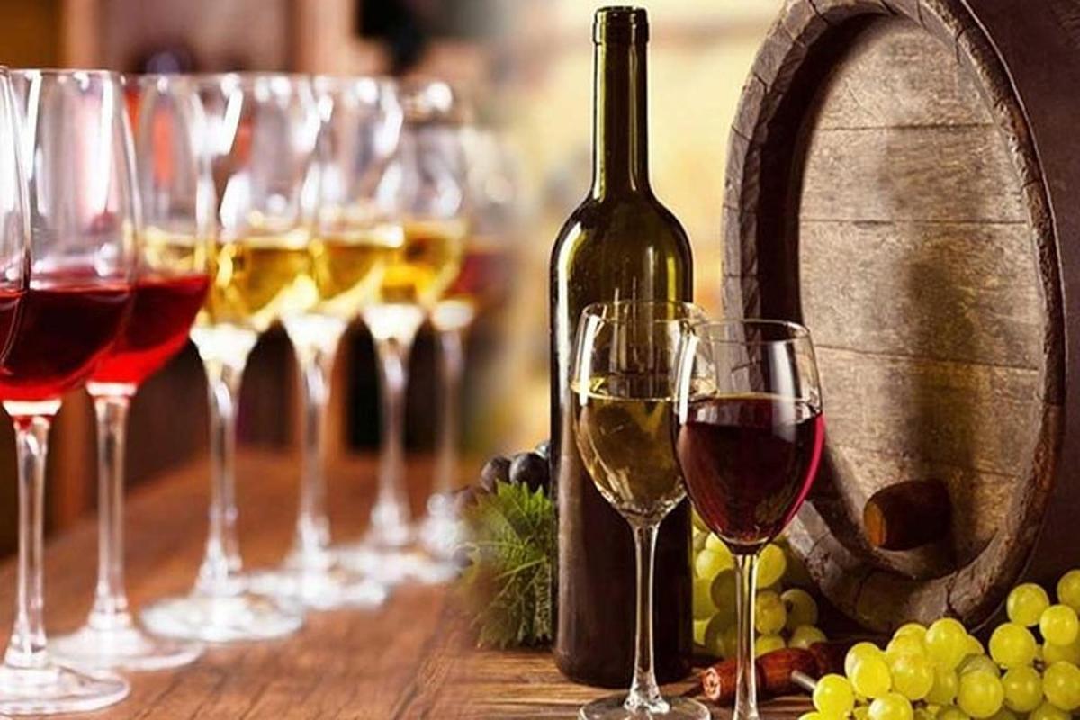 uma fileira de taças de vinho sobre uma mesa de madeira