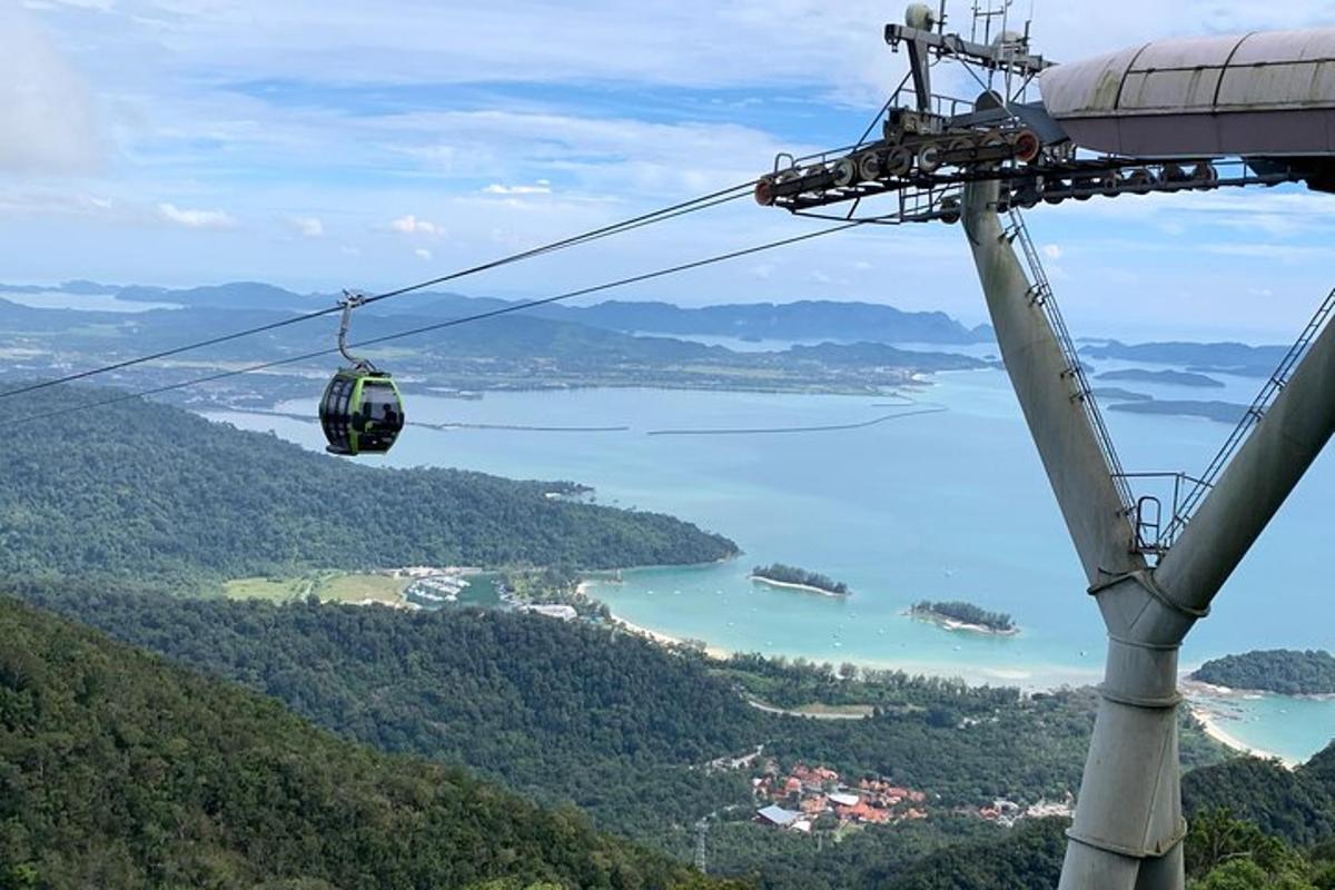 một chuyến đi thuyền gondola trên bầu trời qua một vùng nước