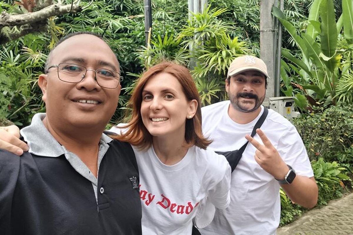 dua lelaki dan seorang wanita bergambar