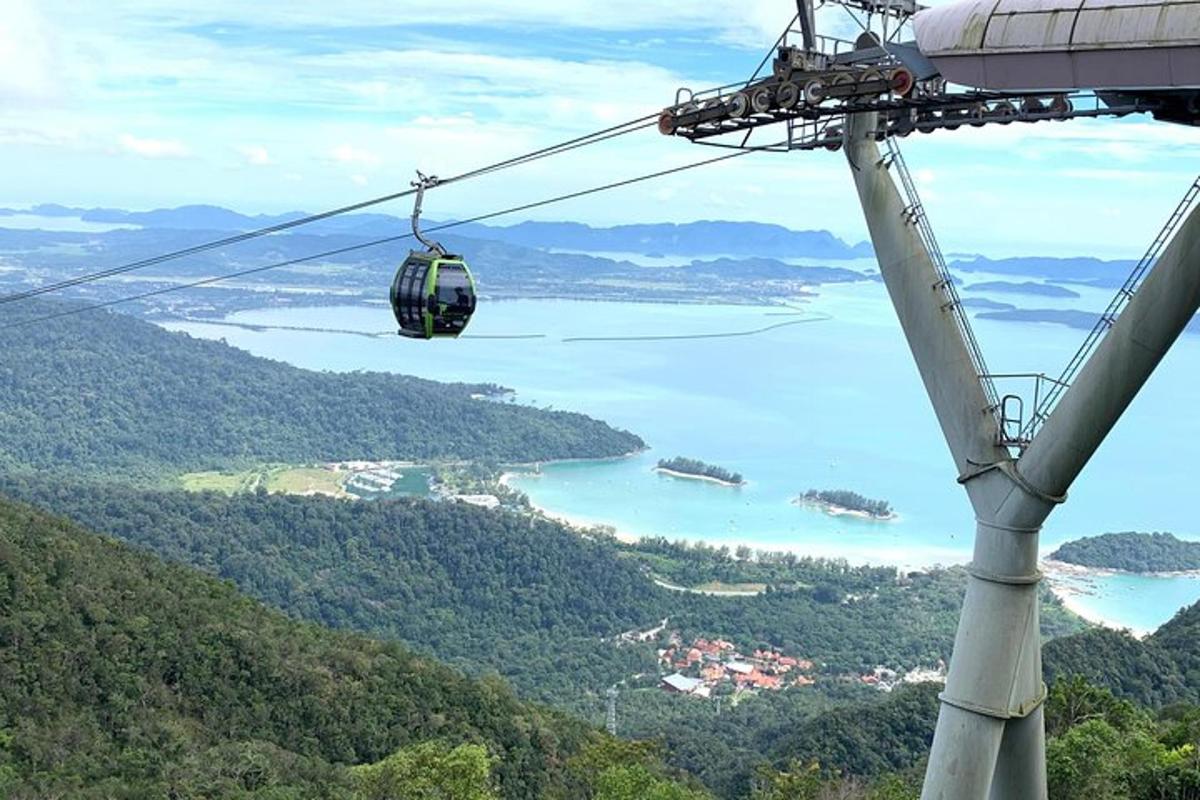 một chuyến đi thuyền gondola trên bầu trời qua một hồ nước