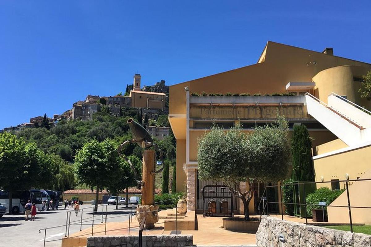 ένα κτίριο με ένα άγαλμα πουλιού μπροστά του