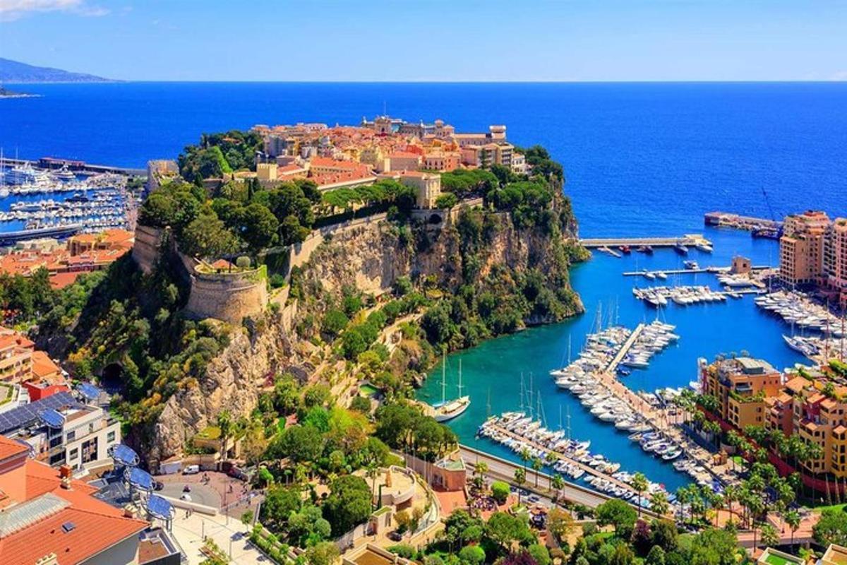 μια θέα ενός λιμανιού με βάρκες στο νερό