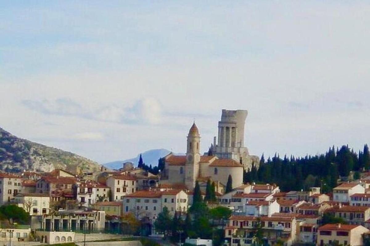 μια πόλη σε έναν λόφο με σπίτια και κτίρια
