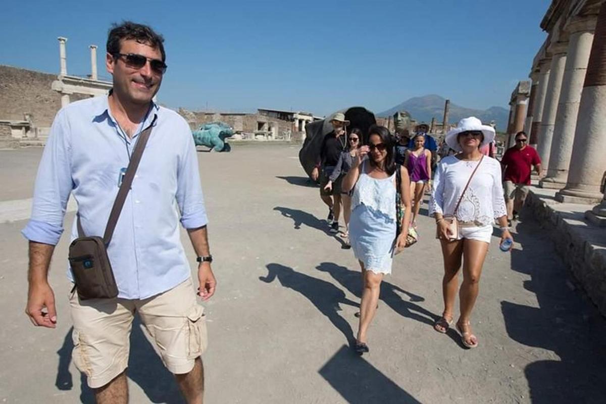 un gruppo di persone che camminano lungo una strada