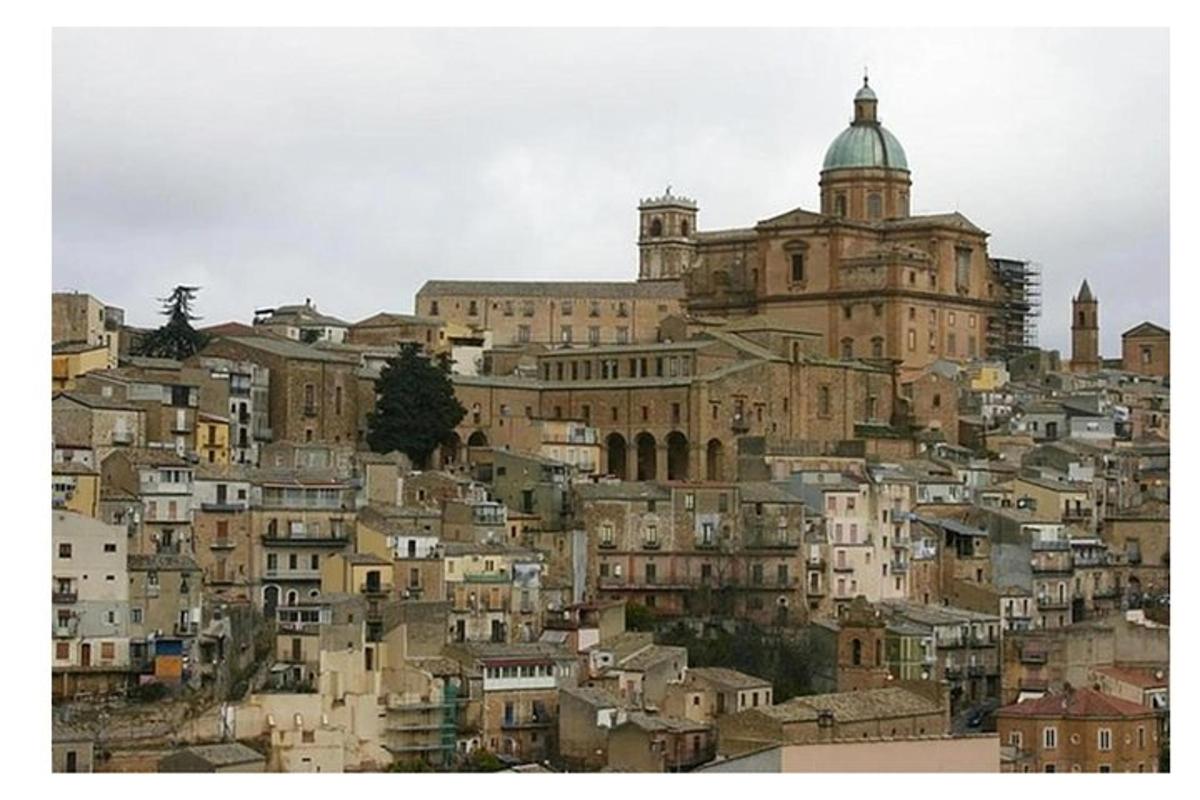 um grande edifício situado no topo de uma cidade