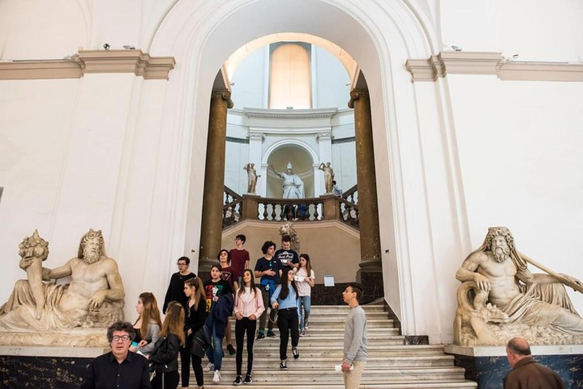 skupina lidí scházejících po schodech v muzeu