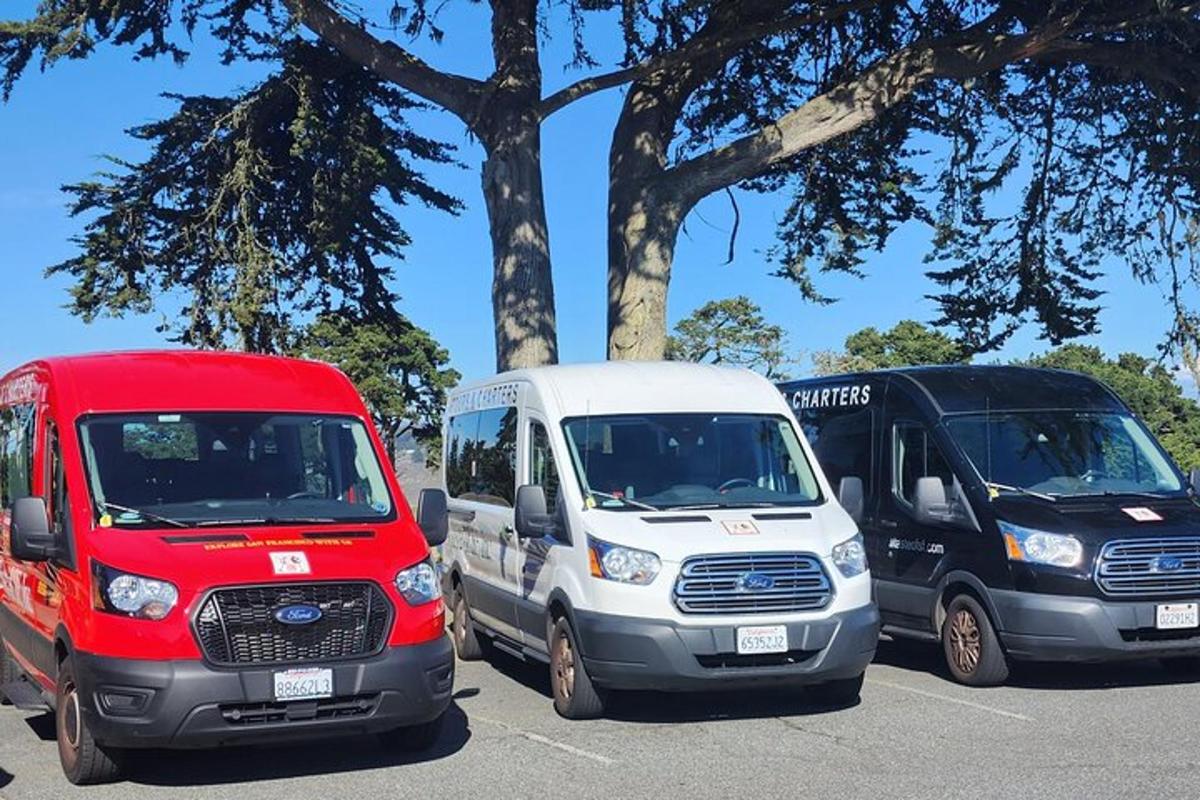 tři nákladní auta parkují na parkovišti