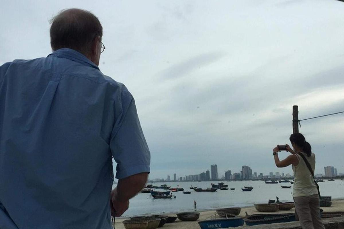 seorang lelaki dan seorang wanita mengambil gambar air