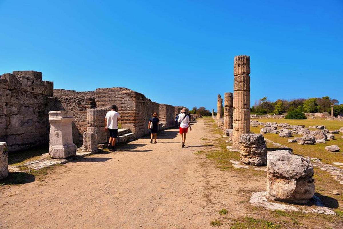 Un grupo de personas caminando por las ruinas