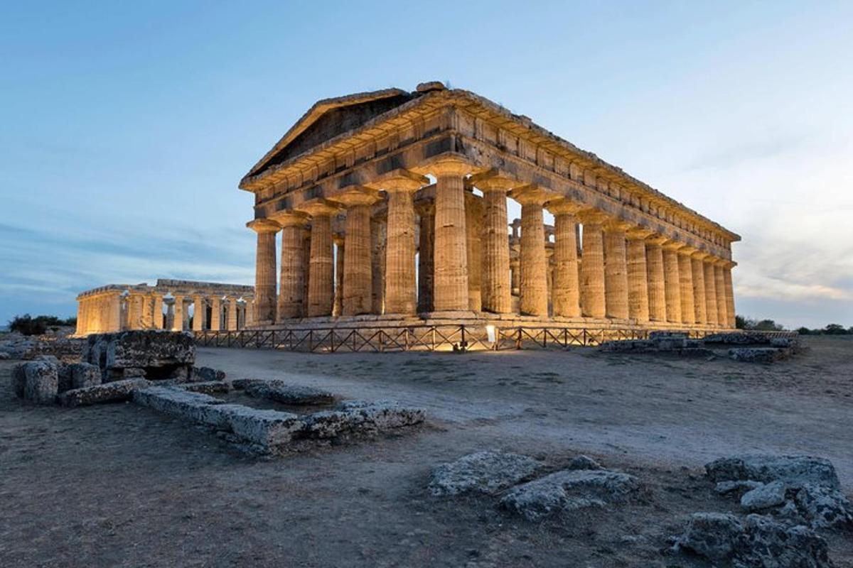 un ancien bâtiment avec des colonnes dans un champ