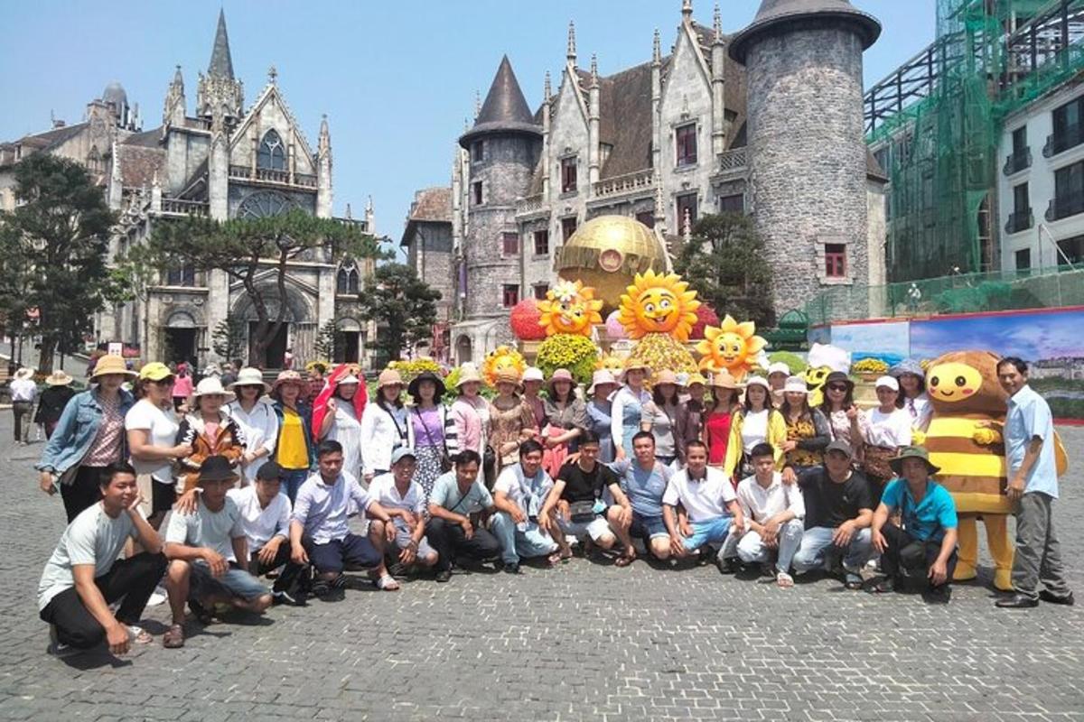 un grup de persones posant per a una foto davant d'una desfilada