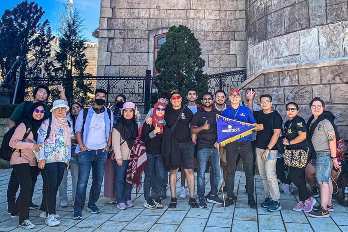 un grup de persones posant per a una foto davant d'un edifici