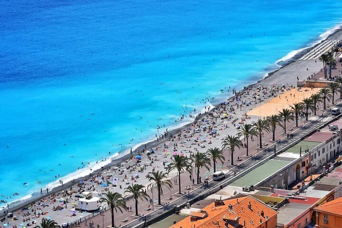 una platja amb una multitud de gent i l'oceà