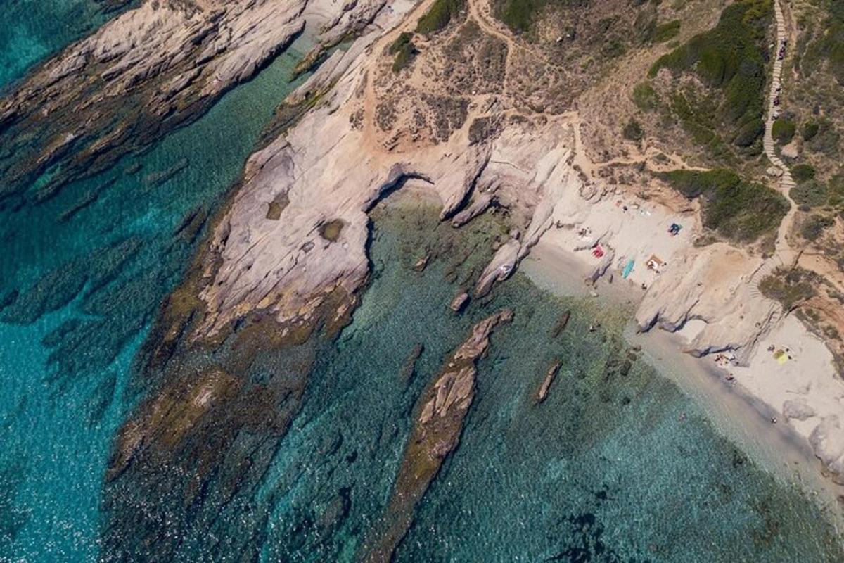 una vista aèria d'una platja i l'oceà