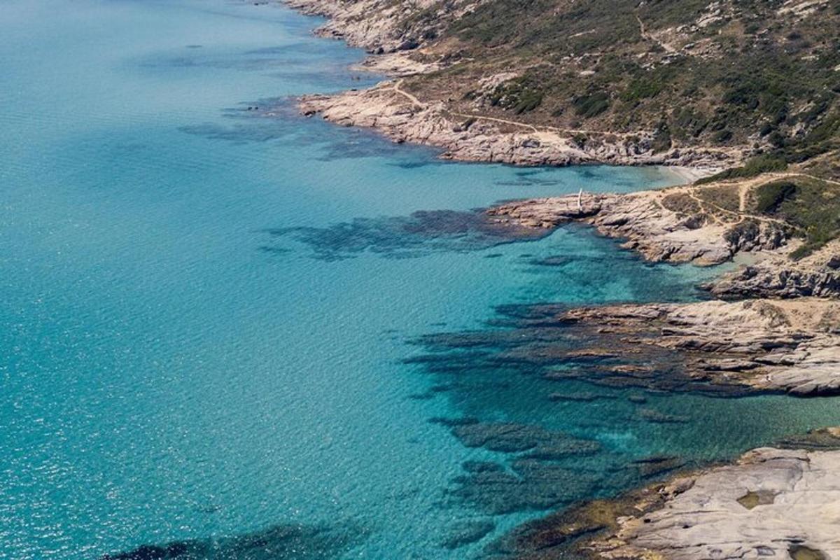 una vista aèria de l'oceà en una costa rocosa
