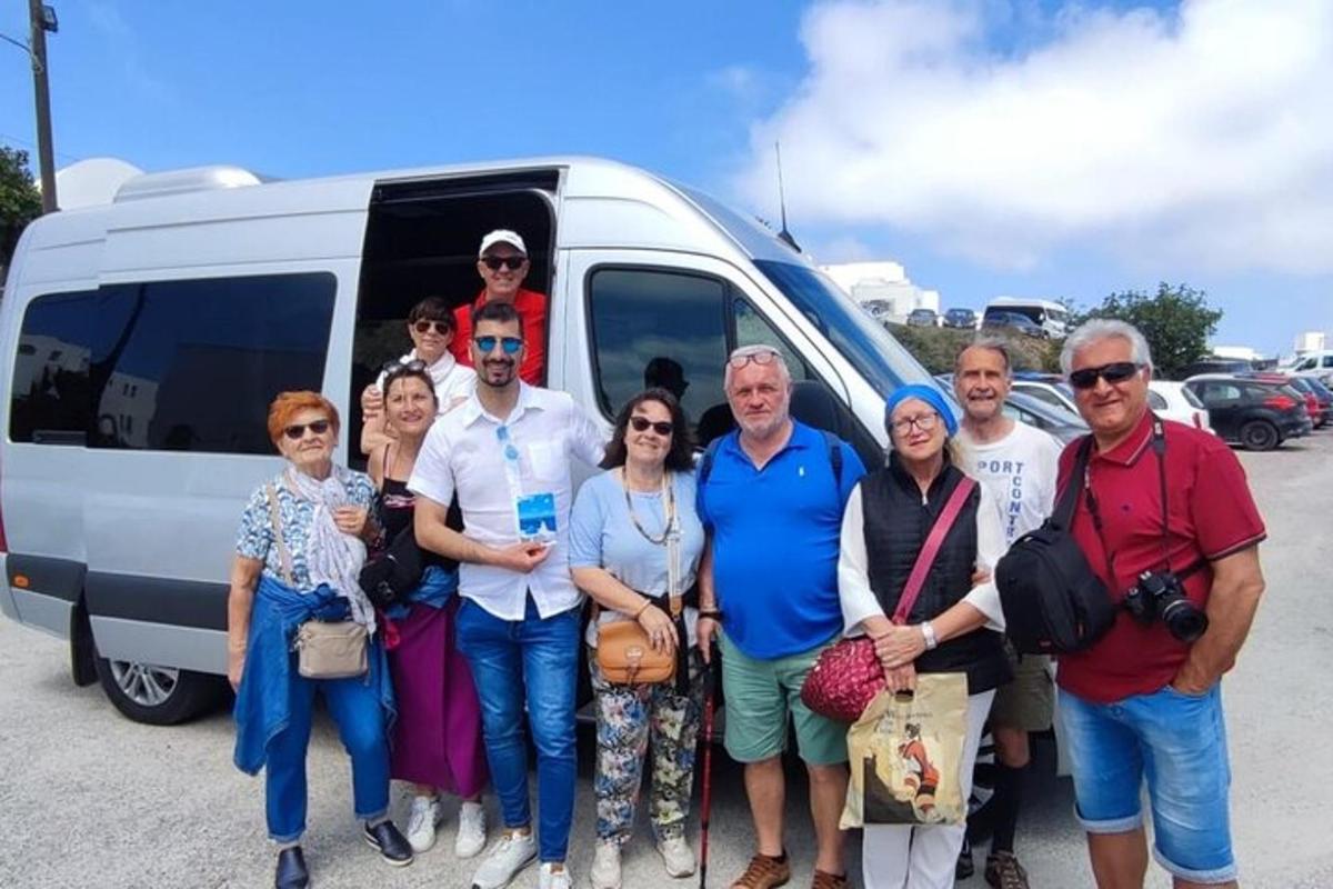 um grupo de pessoas em pé na frente de uma van
