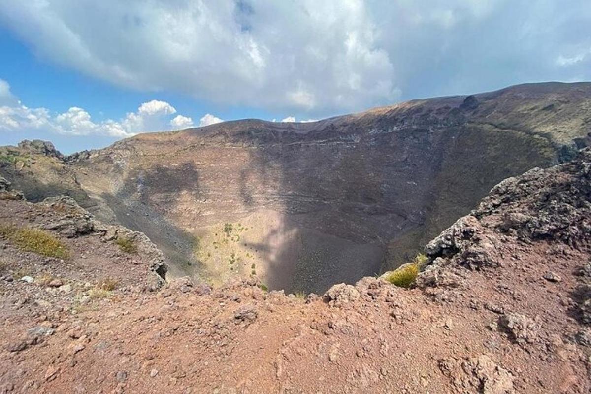 tanawin ng bundok mula sa tuktok ng burol
