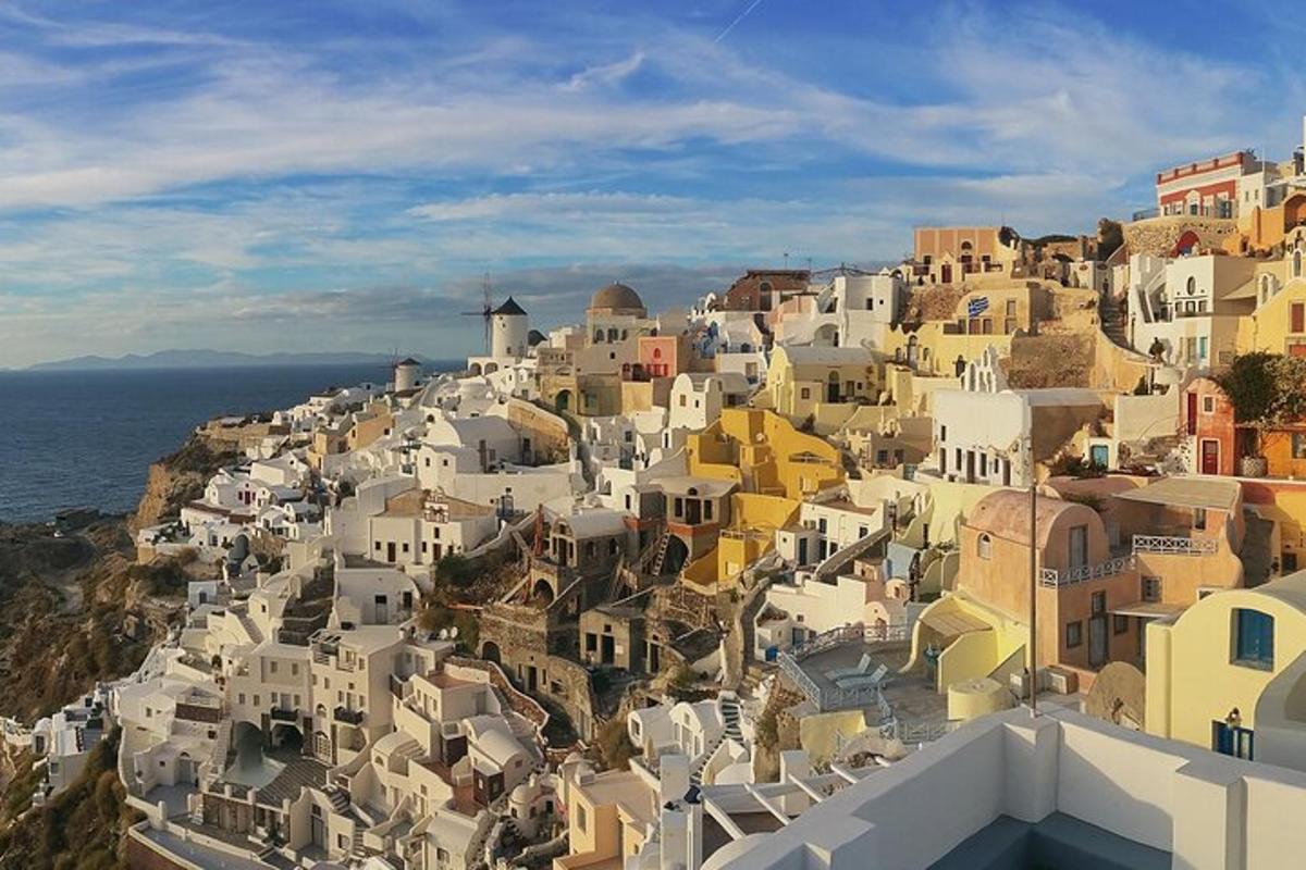 un gruppo di edifici su una collina con l'oceano