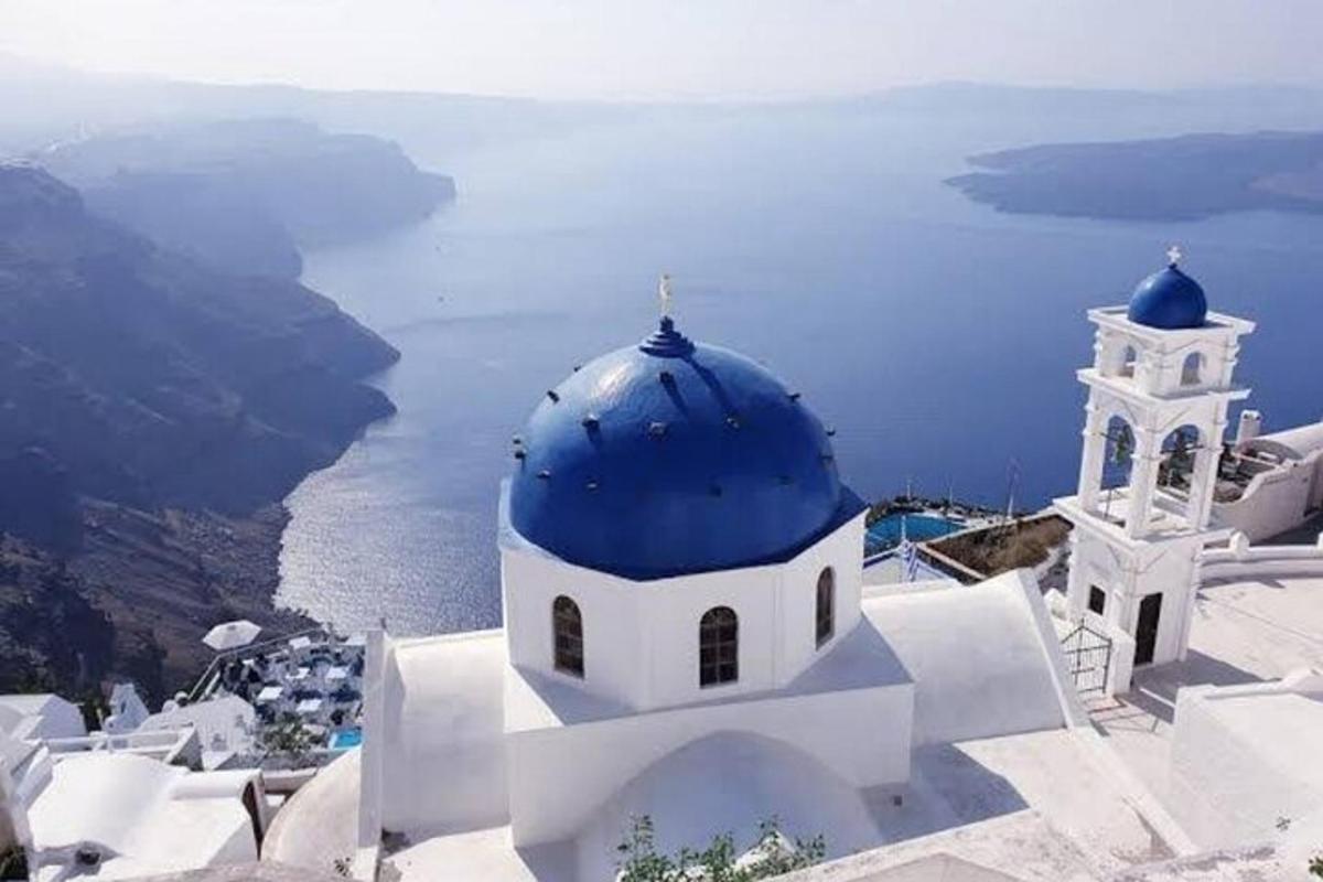 una chiesa con una cupola blu in cima a un edificio