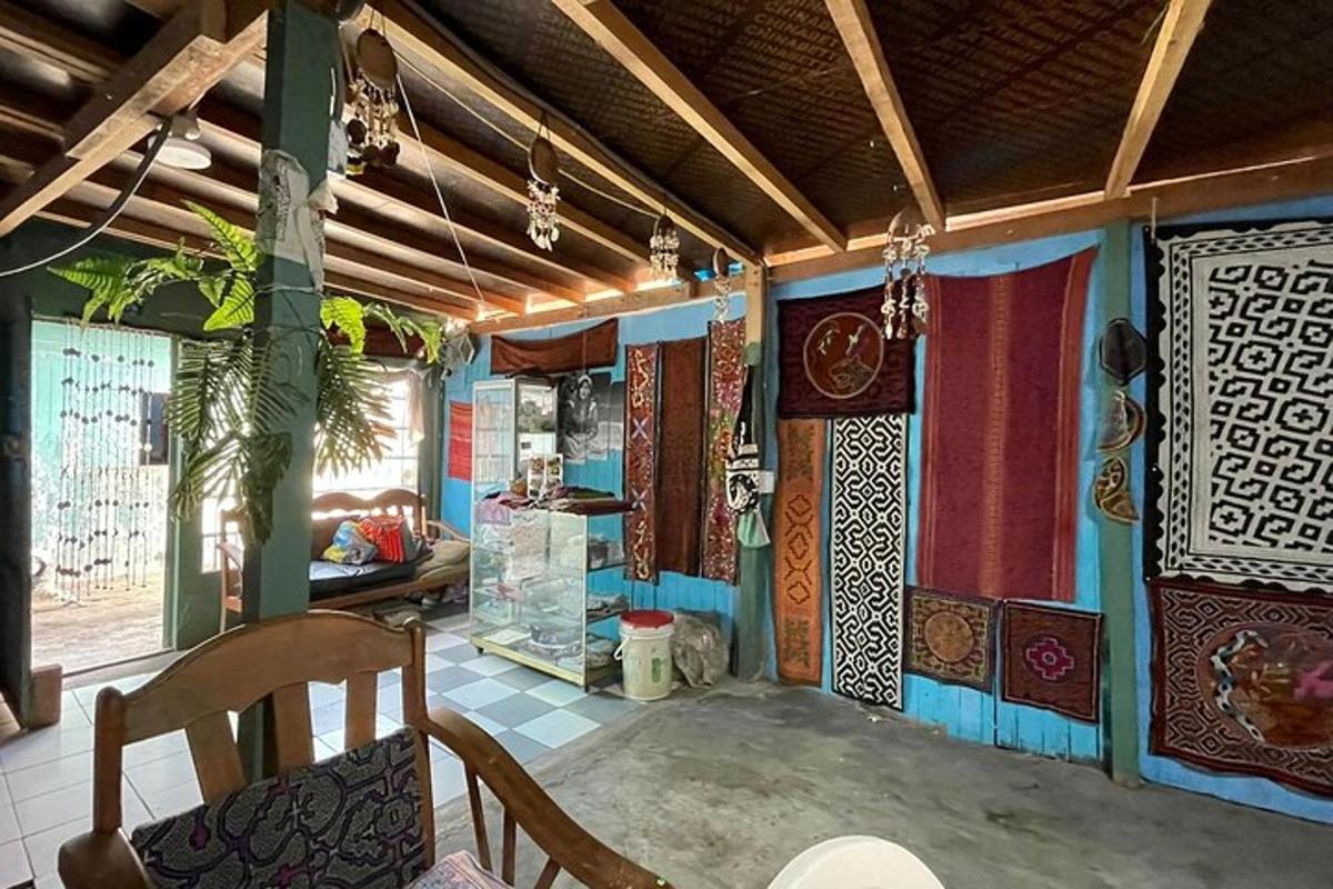 ห้องรับประทานอาหารที่มีโต๊ะและเก้าอี้ในห้อง