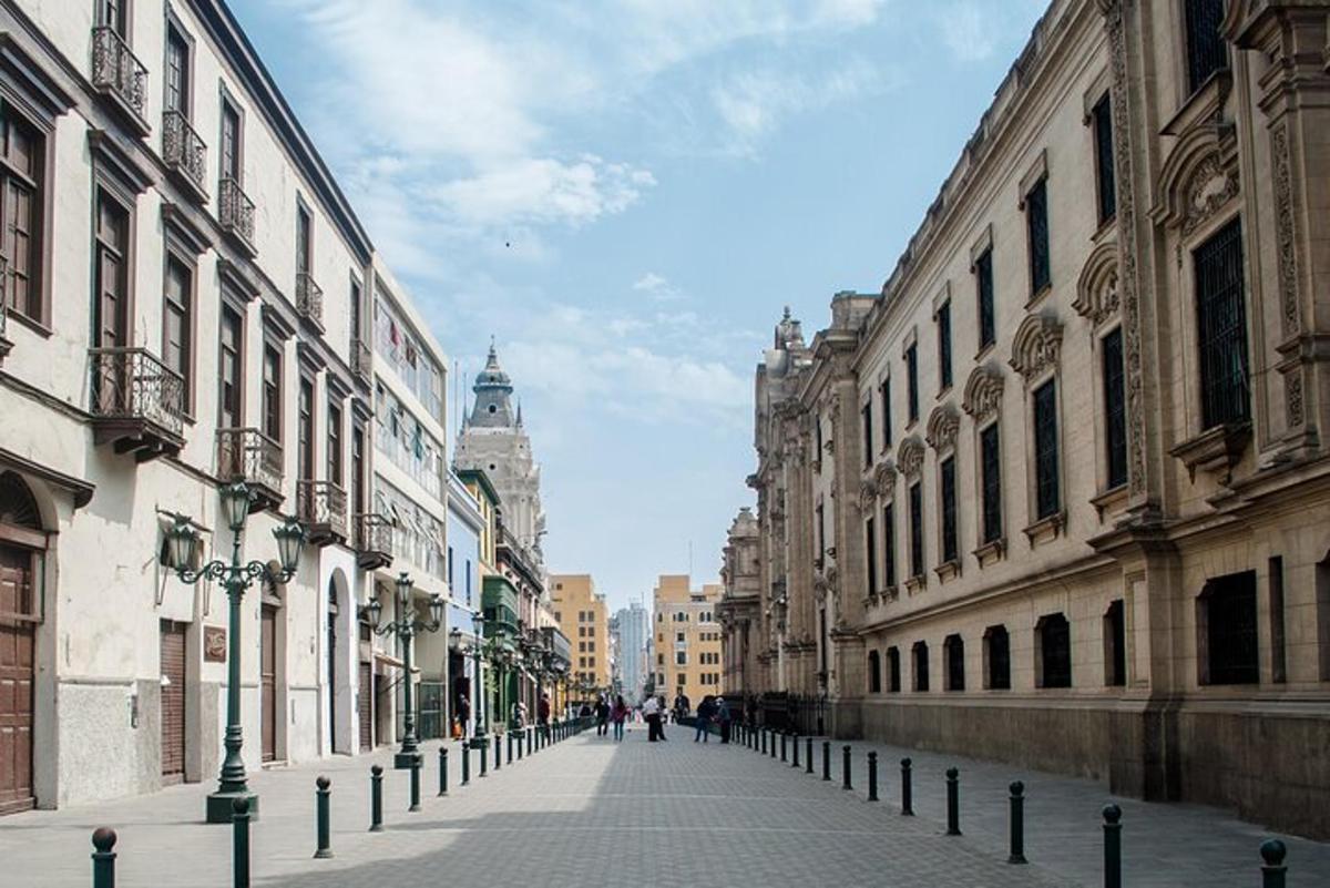 o stradă goală într-un oraș cu clădiri