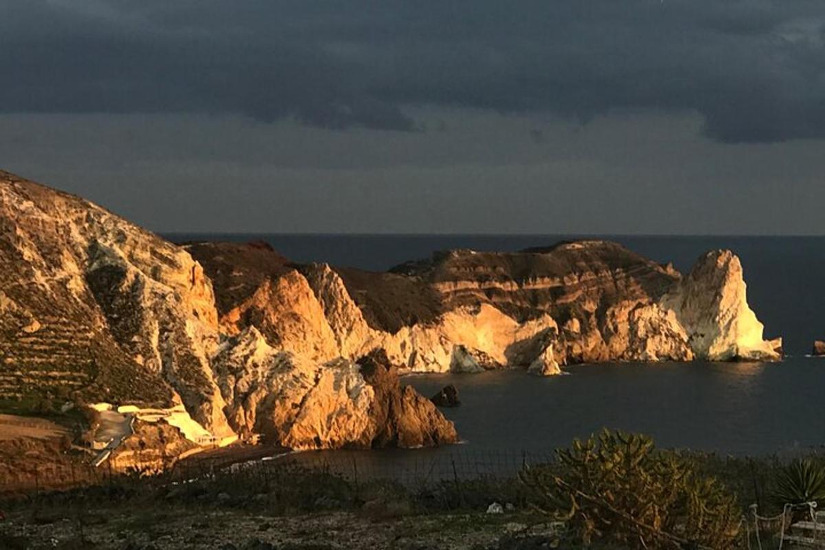 o vedere a unei plaje cu stânci și ocean