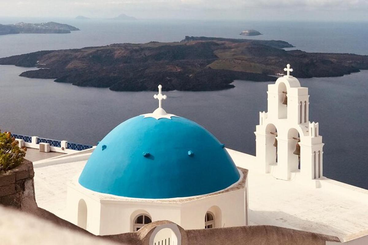 μια μπλε και άσπρη εκκλησία με έναν σταυρό στην κορυφή της