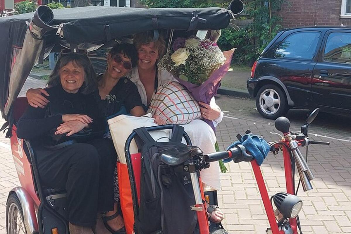 un grupo de mujeres sentadas en un carrito de golf