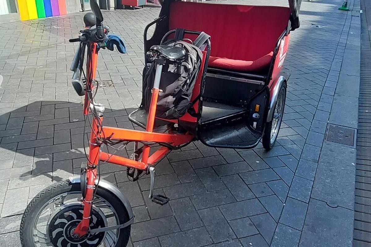 Un scooter rojo está estacionado en una acera