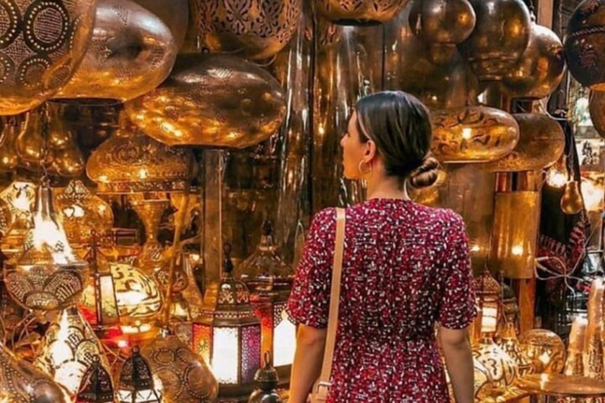một người phụ nữ đang đứng trước một đồ gốm trưng bày