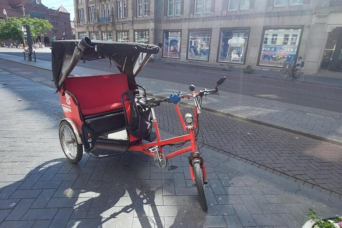 Una bicicleta roja con un carrito en una calle