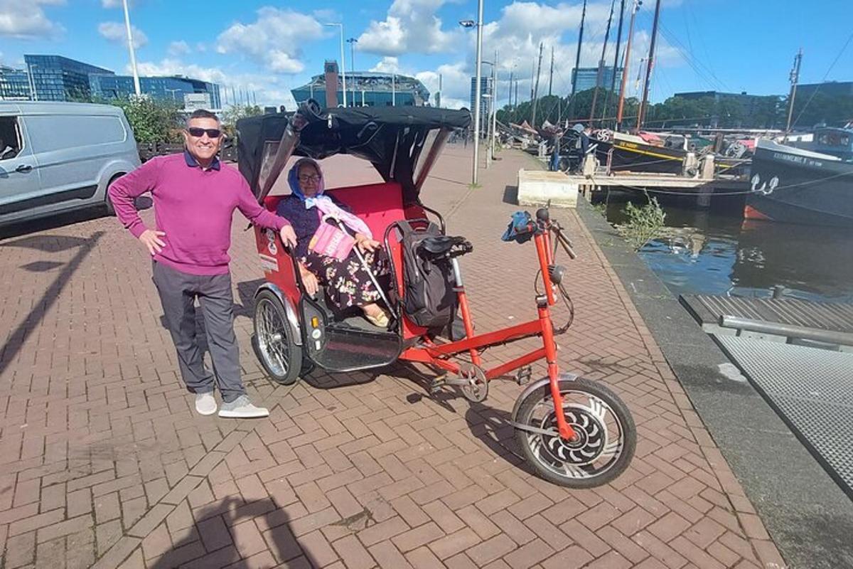 Un hombre parado junto a un carrito rojo con una mujer.