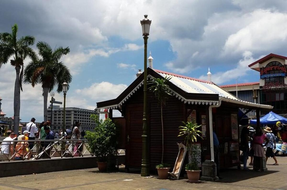 un piccolo edificio con un lampione su un molo