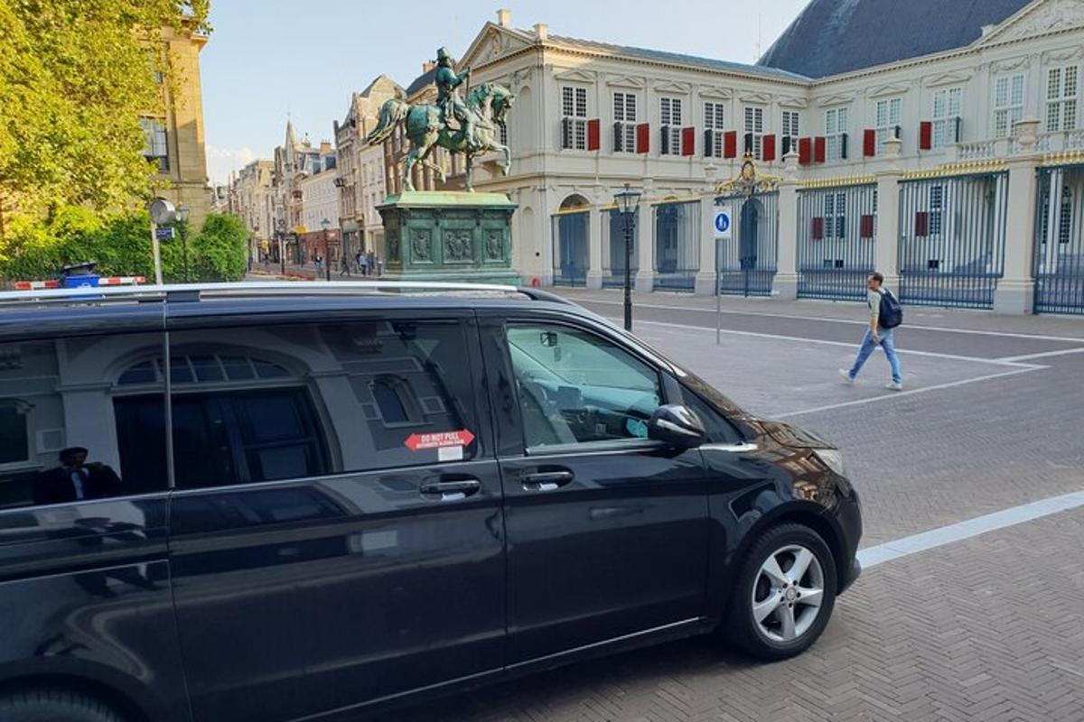 černý minivan zaparkovaný na ulici ve městě