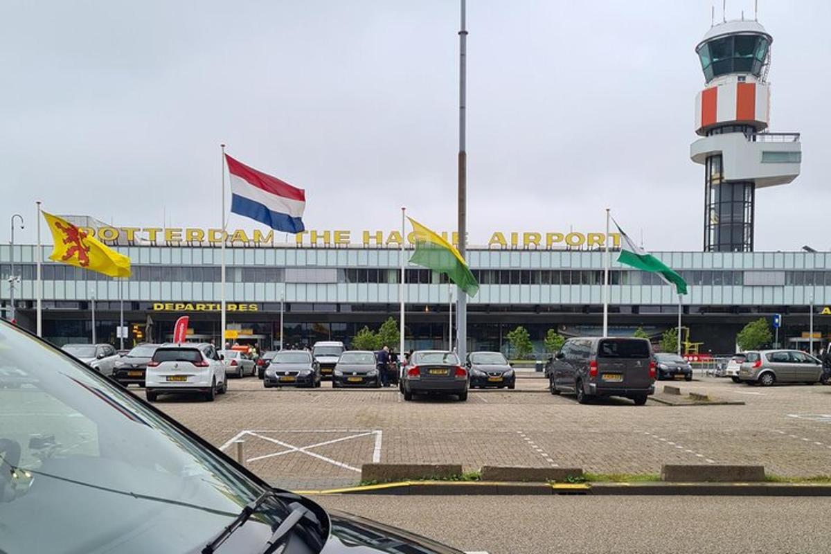 un parcheggio con auto parcheggiate di fronte a un aeroporto