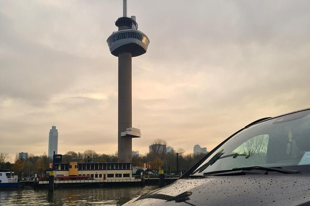 un'auto parcheggiata davanti a una torre di controllo