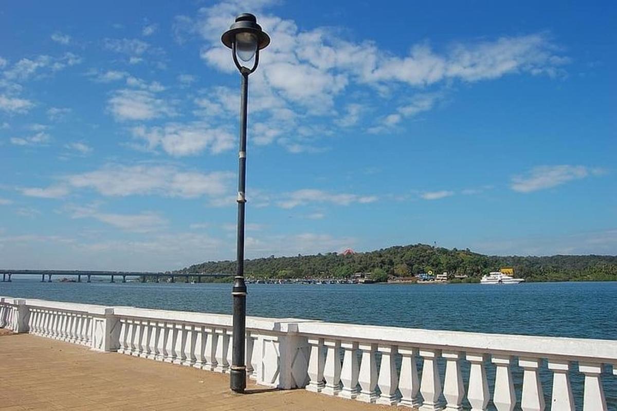pouliční lampa na promenádě u vody