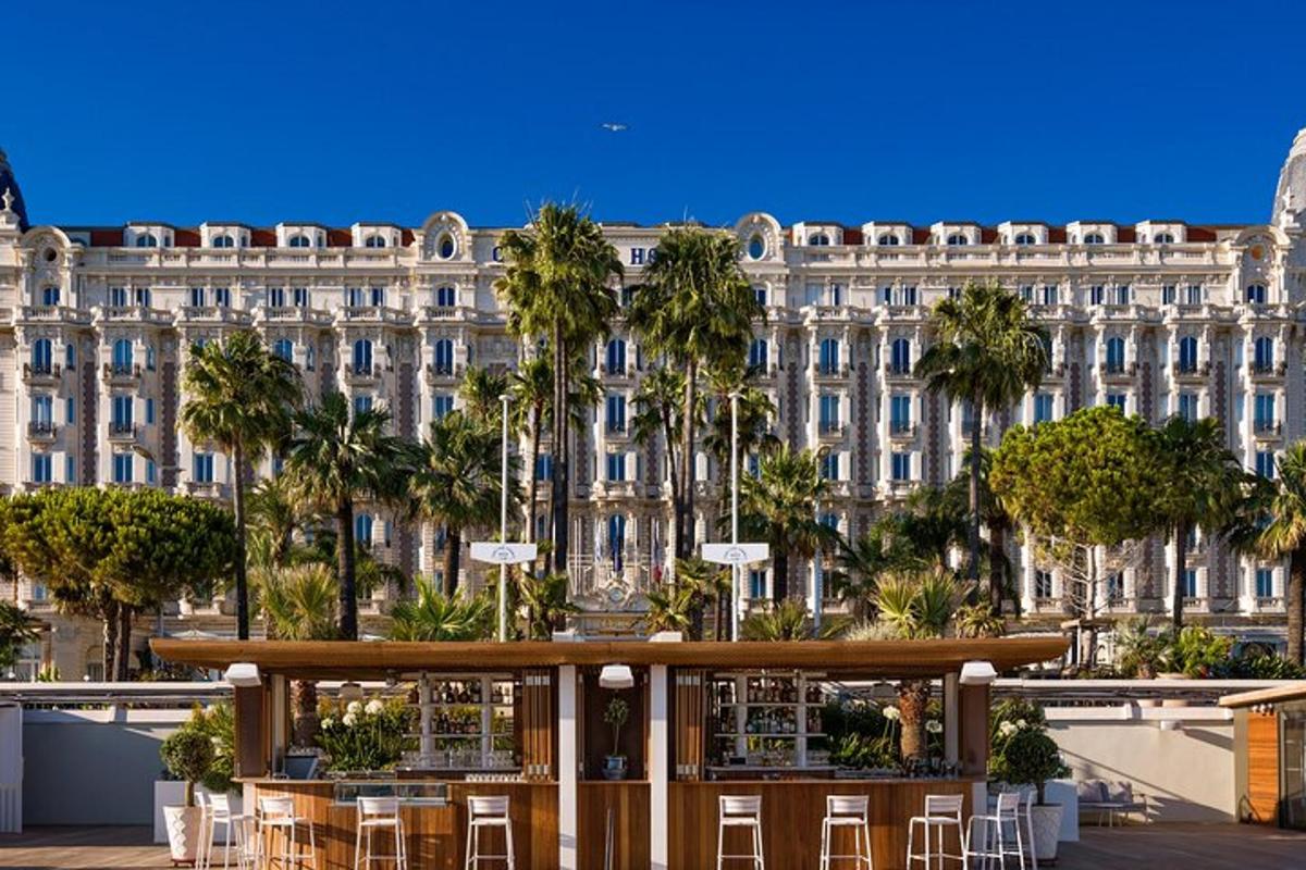 hotel ze stołem i krzesłami przed budynkiem