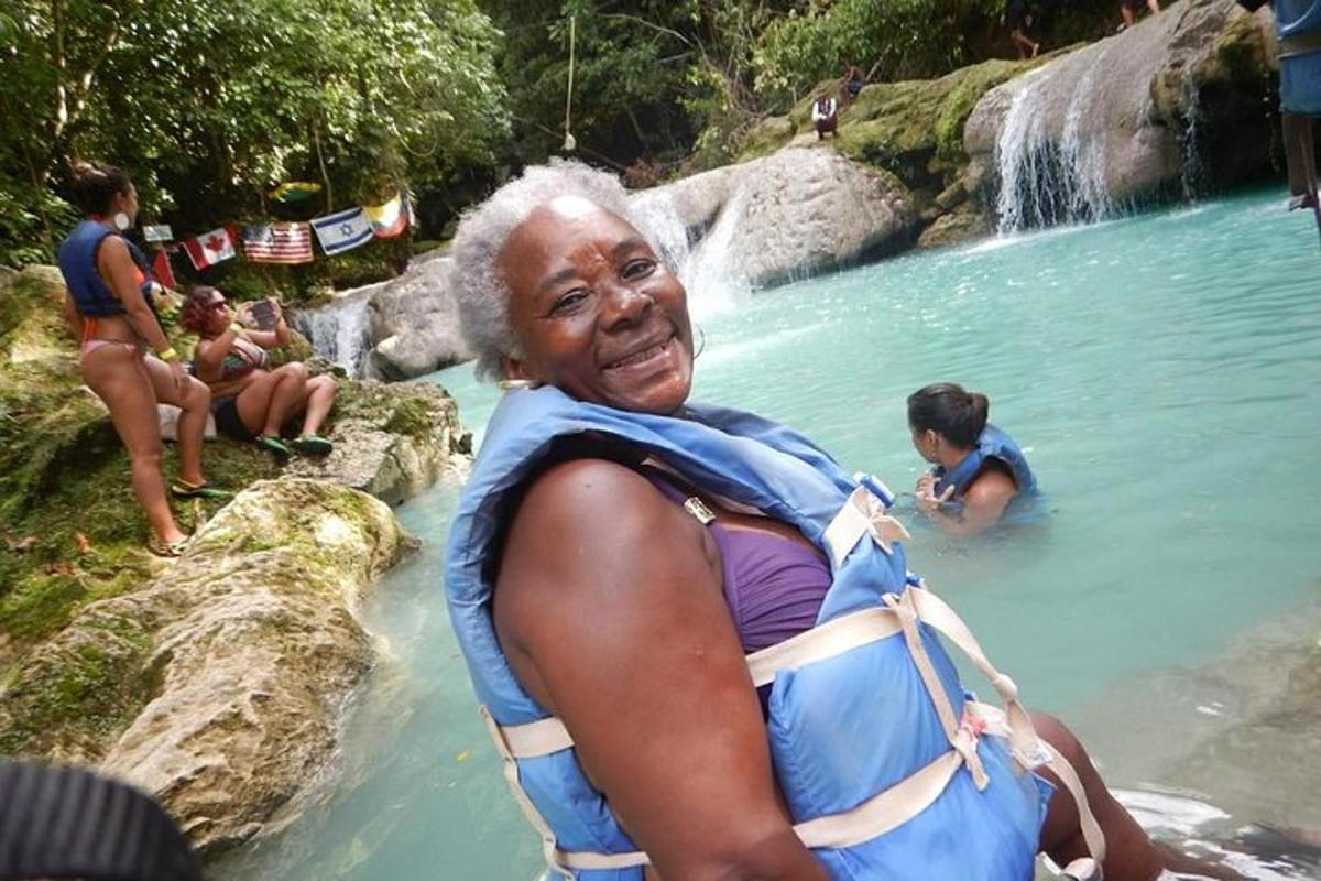 Una mujer mayor parada en un charco de agua