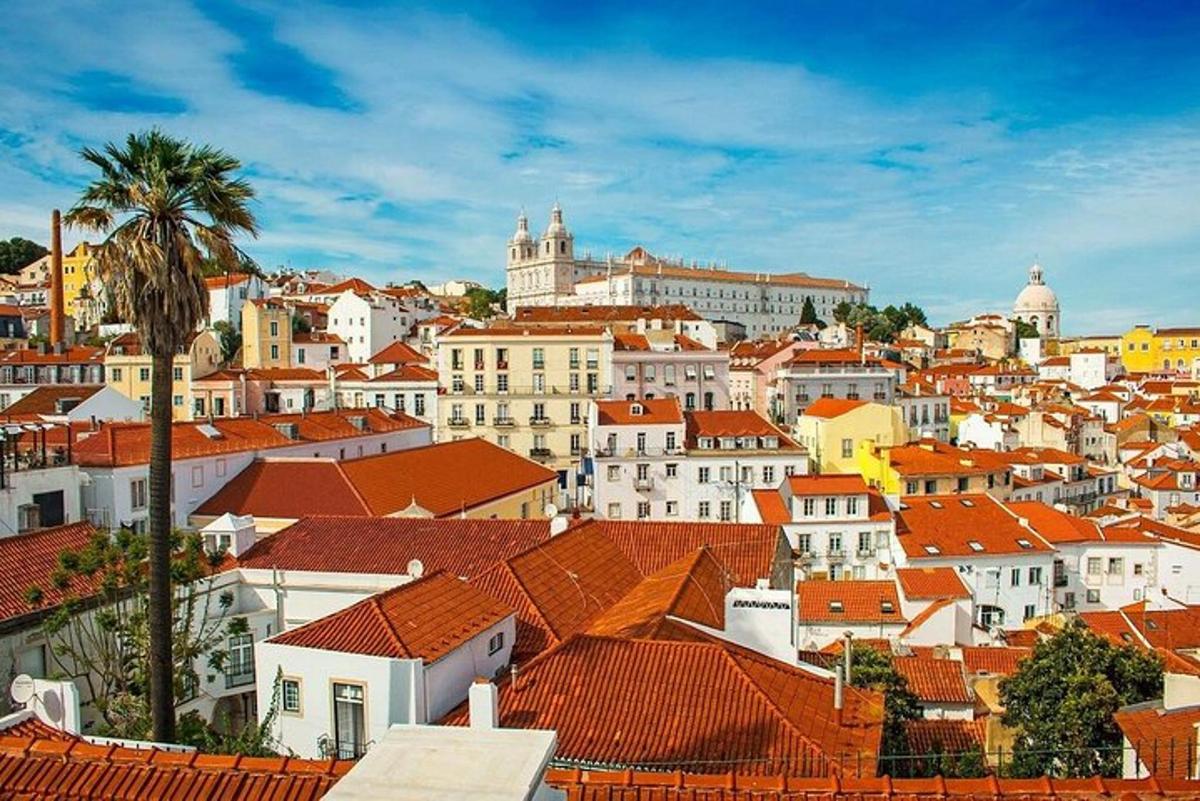 una vista di una città con i tetti rossi