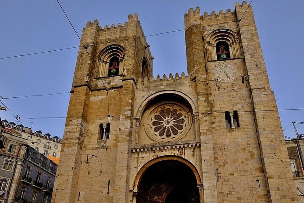 un grande edificio in pietra con una torre dell'orologio