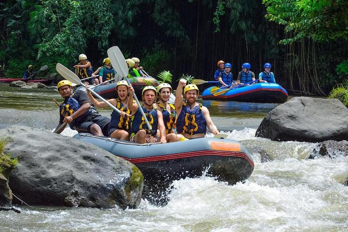 sekumpulan orang sedang berakit di sungai