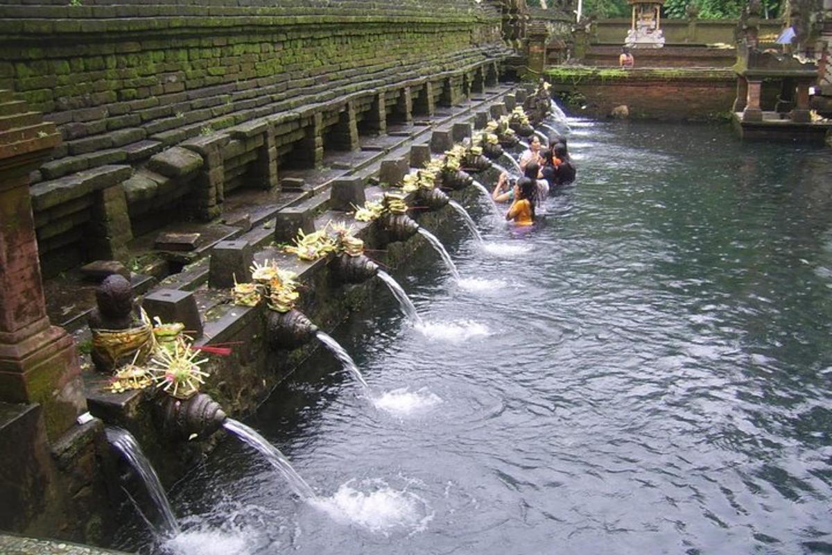 isang grupo ng mga tao sa isang water fountain